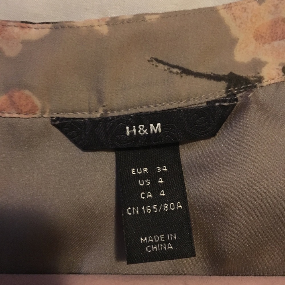 ⭐️ H&M Cherry Blossom Midi Dress - Picture 3 of 8